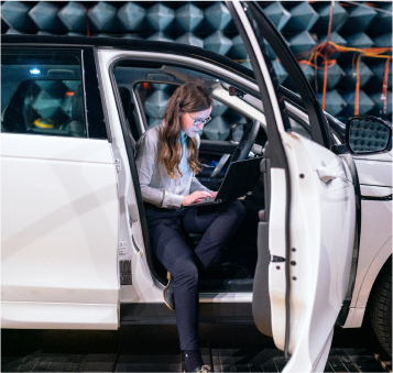 mujer sentada en un auto